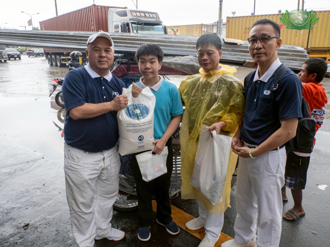 Kendrick Marcus Tan, a Tzu Chi scholar, also received basic relief provisions from Tzu Chi volunteers.