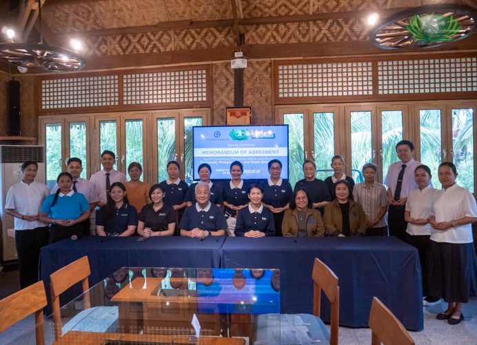 Signatories, Tzu Chi volunteers, staff, and beneficiaries take a group photo after the successful MOA signing.