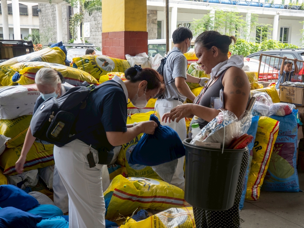 With a grateful heart and encouragement, Tzu Chi volunteers give relief items to beneficiaries affected by the fire.
