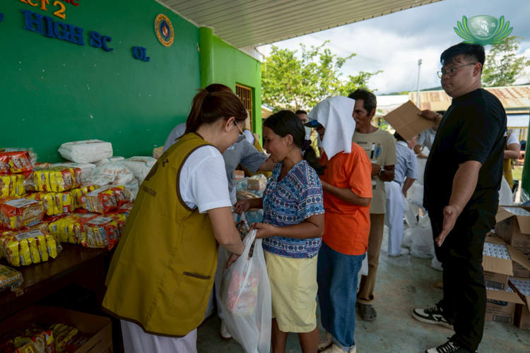 Volunteers distribute relief in an orderly fashion. 