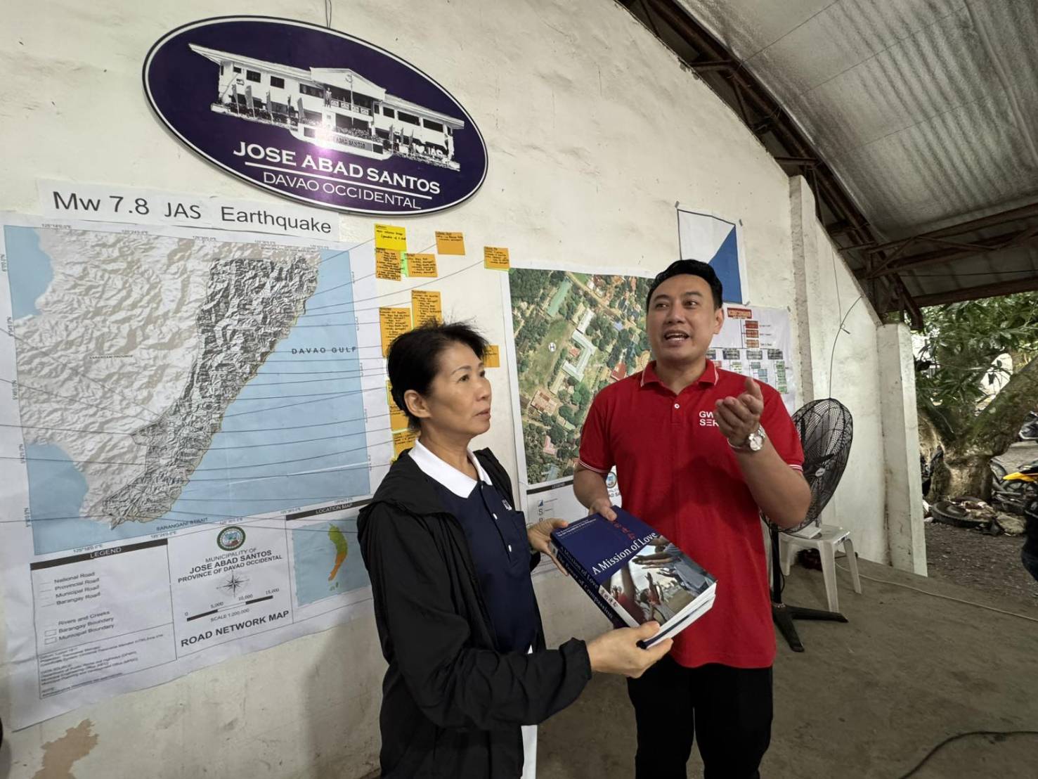 Tzu Chi Philippines Deputy CEO Woon Ng presents Jose Abad Santos Mayor Jason John A. Joyce with books on Tzu Chi Philippines’s history in the last 25 and 30 years. 