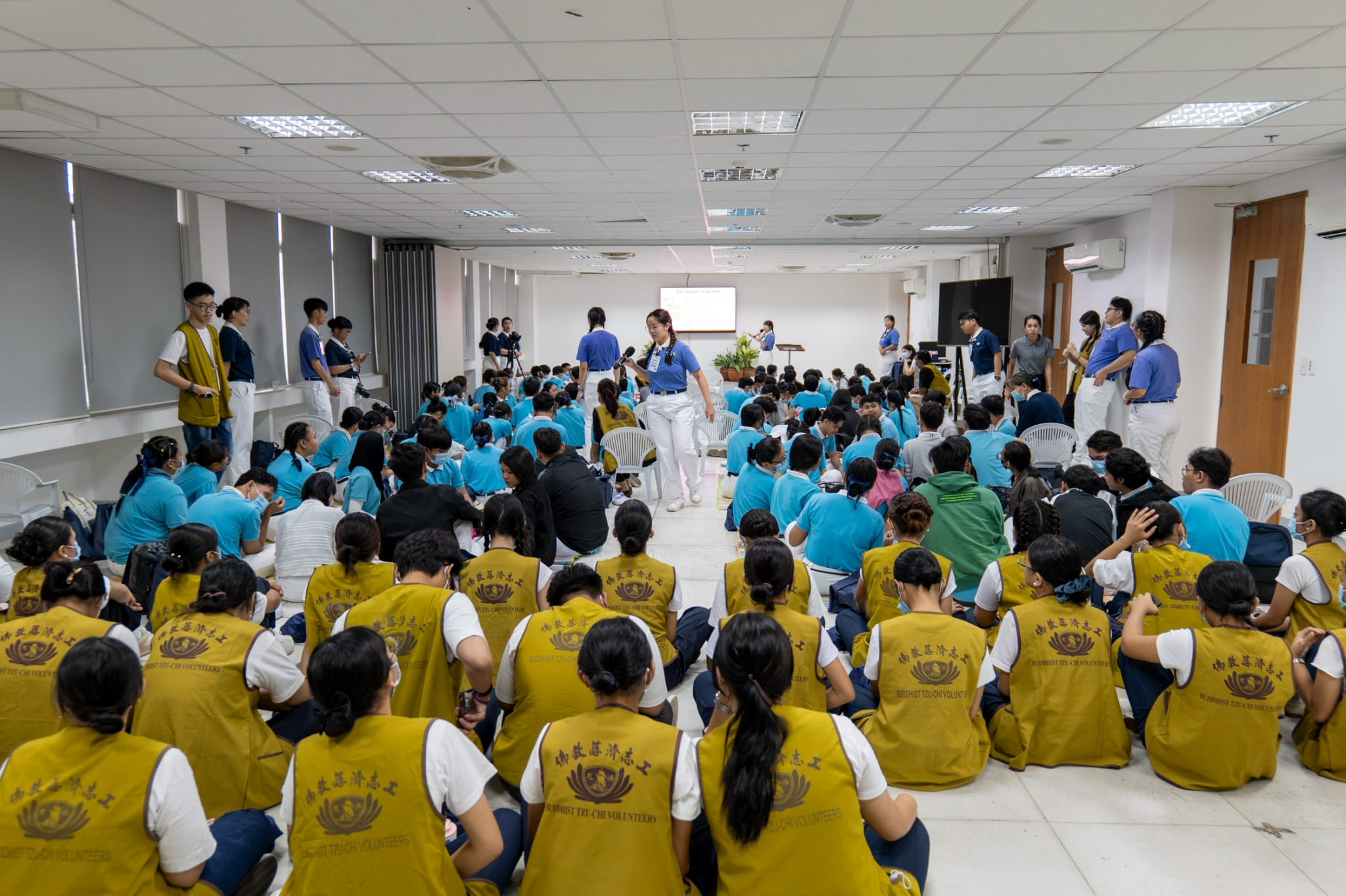 Humanities classes continued at the Harmony Hall, where scholars broke into two groups and participated in activities led by Tzu Chi Youth volunteers from Taiwan and Malaysia.