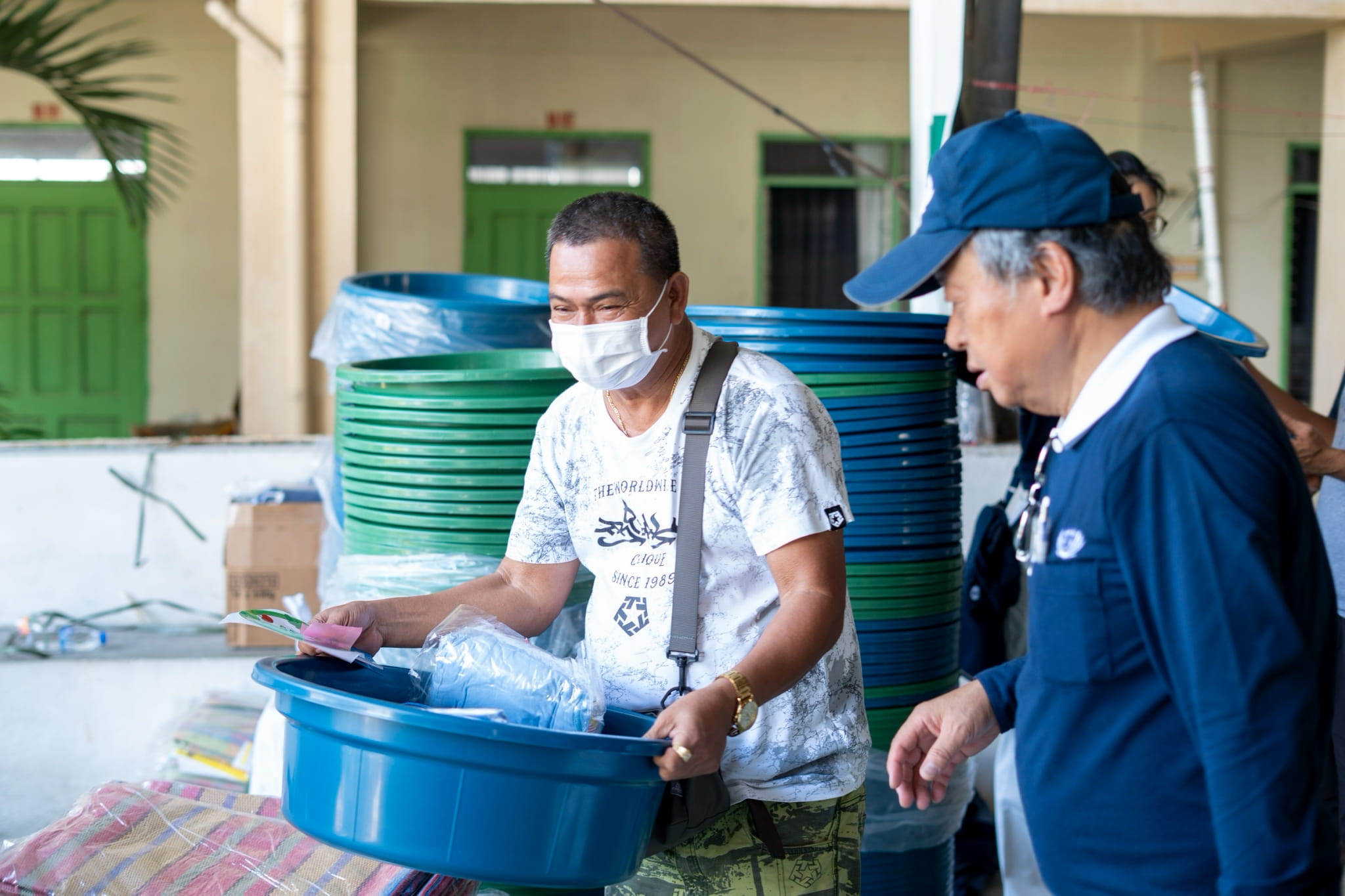 Beneficiary Alfredo Mallari (left) shares that he is blessed to be a beneficiary of Tzu Chi’s relief distribution.