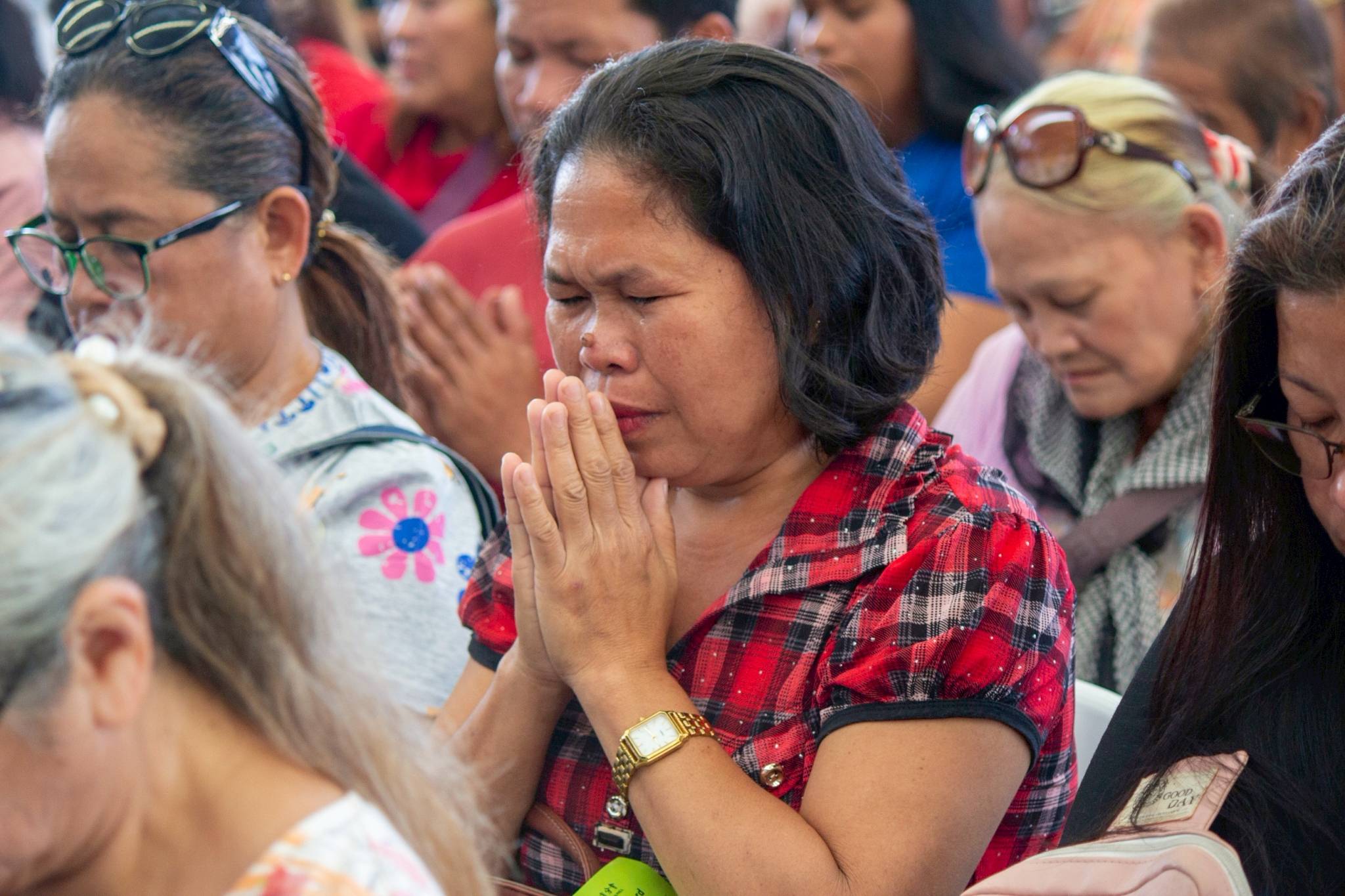 Touched by the  solemn Tzu Chi prayer, beneficiaries can’t help but get emotional. 