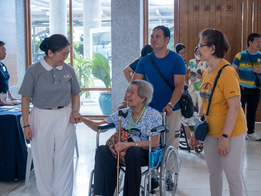 At the first Golden Age Academy meeting on May 10, seniors are welcomed by Tzu Chi volunteers.