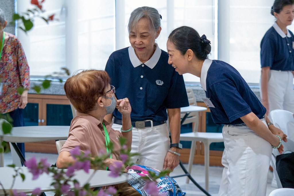 At the first Golden Age Academy meeting on May 10, seniors are welcomed by Tzu Chi volunteers.