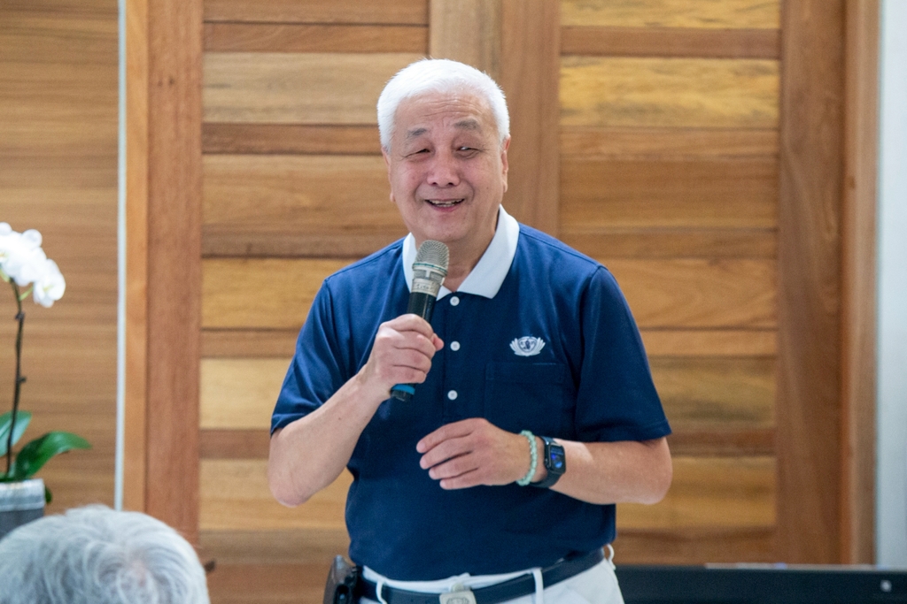 Tzu Chi Philippines CEO Henry Yuñez welcomes guests to the first of five Golden Age Academy sessions. “We are honored to have you here,” he said. “We hope that you will enjoy this activity.”