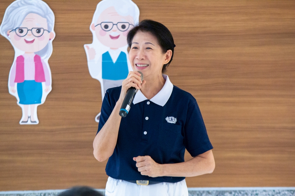 Tzu Chi Philippines Deputy CEO Woon Ng reminded guests that “we are not old. The Golden Age Academy wants you to know that being old is just a state of mind.”