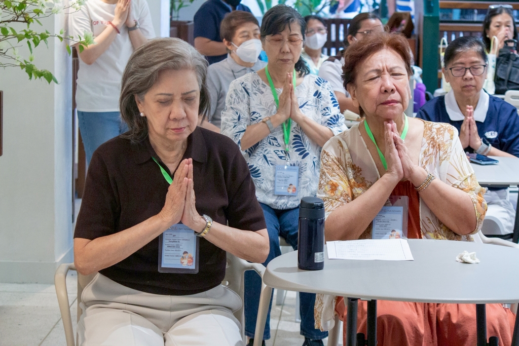 As the Golden Age Academy’s first session was held before Tzu Chi’s 3-in-1 celebration of Buddha Day, Mother’s Day, and Tzu Chi Day, volunteers led seniors in a short prayer of gratitude and personal wishes.
