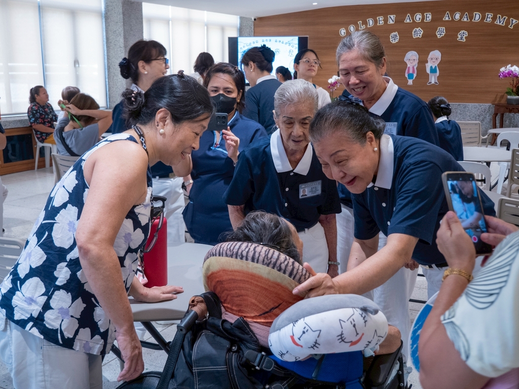 At the first Golden Age Academy meeting on May 10, seniors are welcomed by Tzu Chi volunteers.