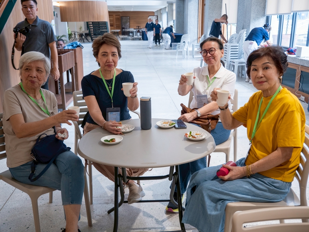 For Juanita Yap (first from right) seeing friends motivates her to attend Tzu Chi events. Involved in Tzu Chi activities in 2008, she was among the regulars of Da Ai Mama, a group composed of all ladies Tzu Chi volunteers.