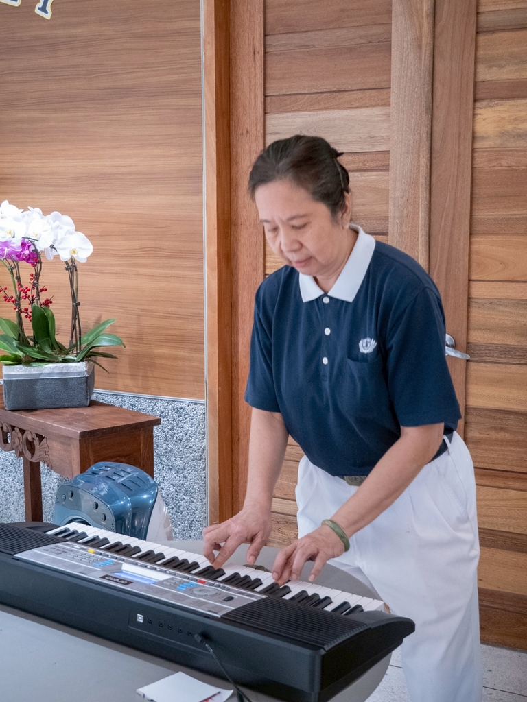 Tzu Chi volunteer Frances Lim accompanied seniors on keyboard during the singing of “Do-Re-Mi.”
