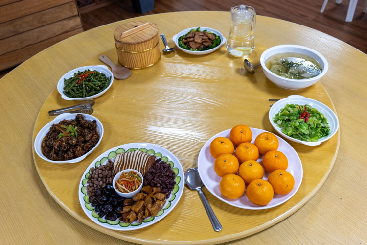 Kitchen volunteers prepared delicious vegetarian meals for camp participants.