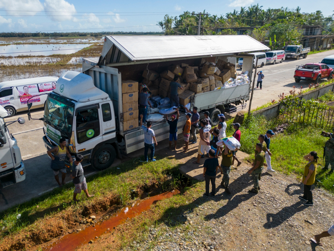 Volunteers help one another in unloading the relief goods transported from Metro Manila to Cagayan. 