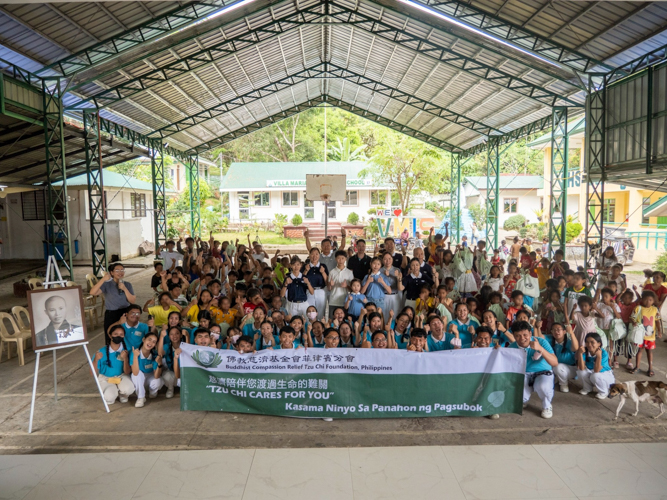 Students of Villa Maria Integrated School, Tzu Chi volunteers, students, and staff take a group photo after the outreach activity.