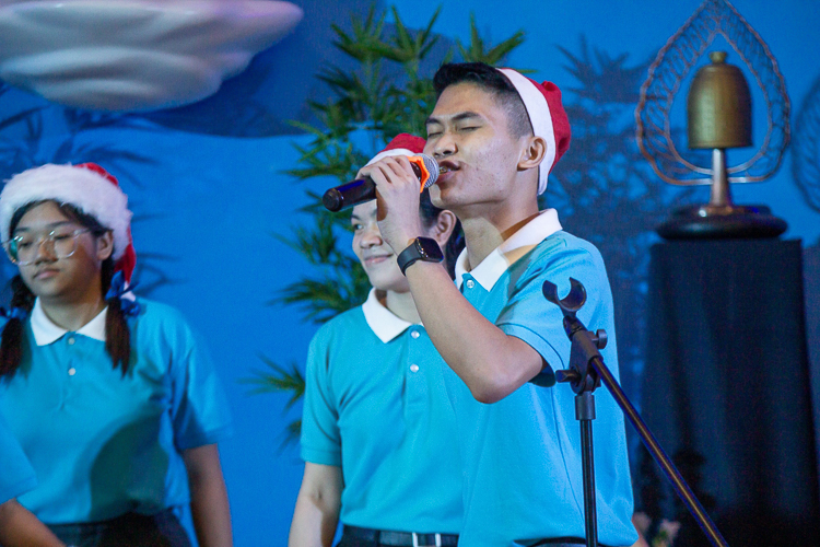 Tzu Chi scholars from the University of the Philippines (UP) at the Christmas Carol Contest【Photo by Marella Saldonido】