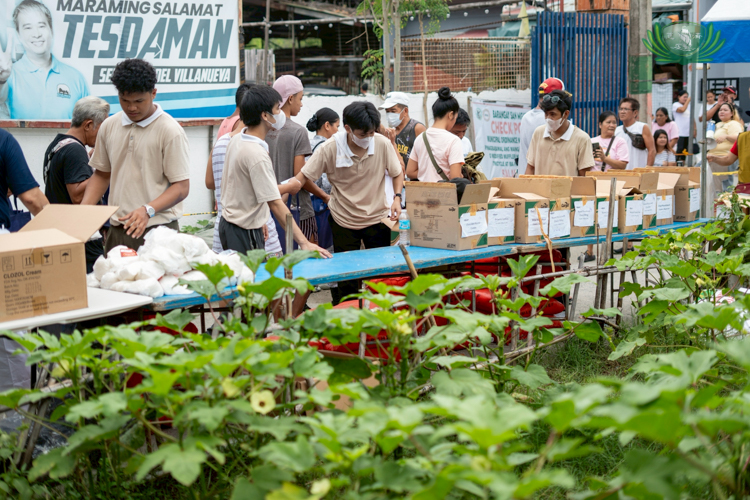 Tzu Chi’s Technical-Vocational scholars participate in the relief operations.