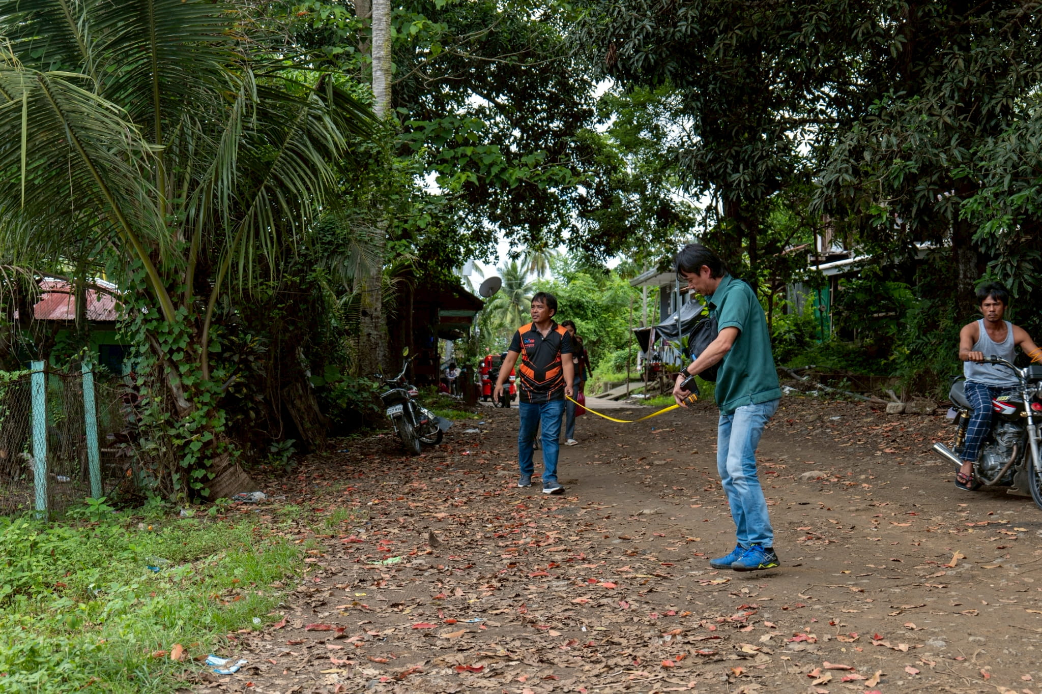 Engr. Crisanto Encarnacion Jr. (in green) accompanies Tzu Chi volunteers in surveying damaged sites and possible areas to rebuild new classrooms.
