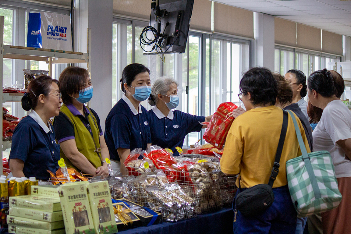 More visitors packed the Harmony Hall eager to explore a wide variety of offerings at the bazaar. 