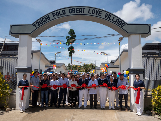 Tzu Chi Philippines CEO Henry Yuñez (seventh from left) alongside distinguished guests, led the opening of the Tzu Chi Palo Great Love Village.