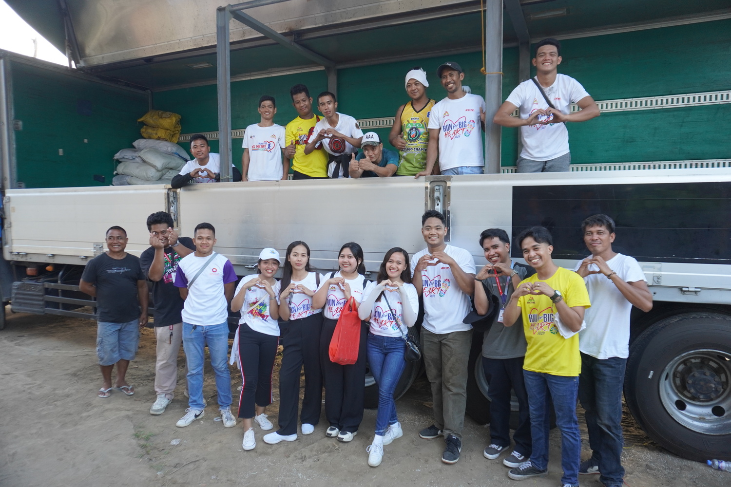 Volunteers from the JLo BIG HEART Foundation participated in the relief distribution. 