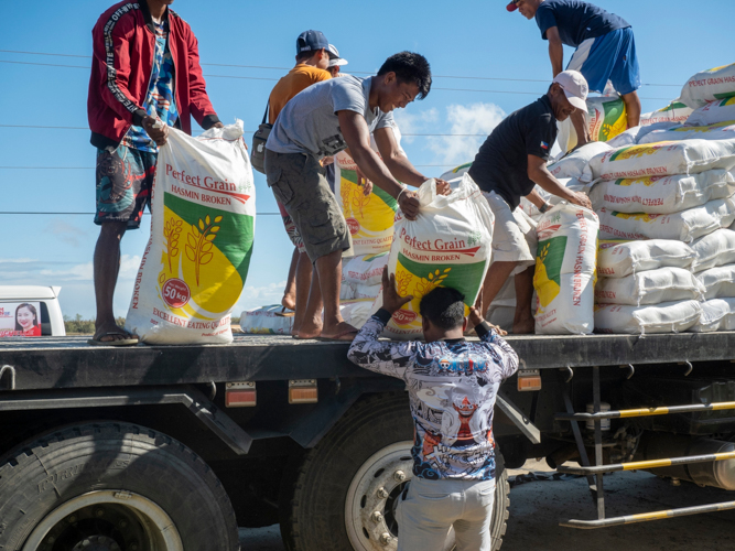 Volunteers help one another in unloading the relief goods transported from Metro Manila to Cagayan. 