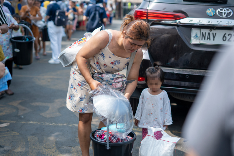 “For my children, we have to rise up from the situation,” said an emotional Mary Grace Enano, 29. She views her children as her source of strength to keep going, and with the relief items she receives from Tzu Chi, the path to recovery after loss begins. 