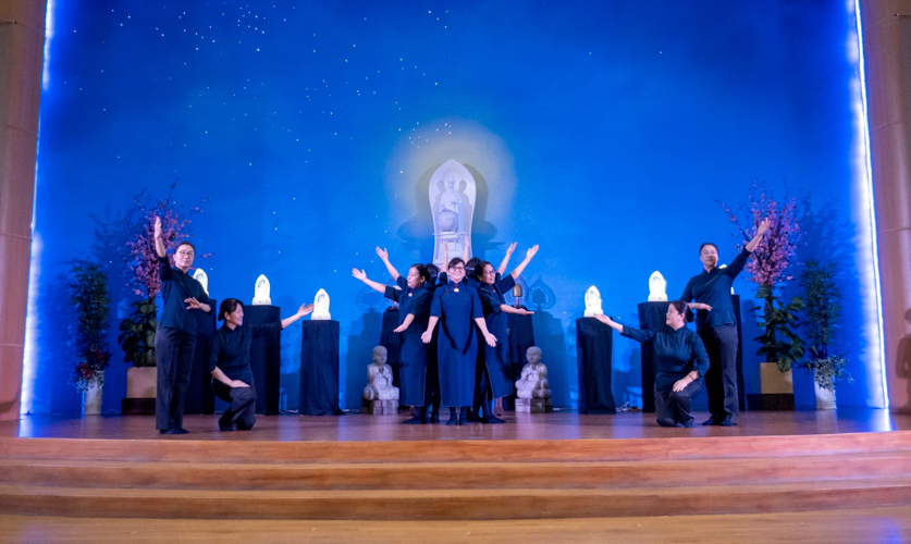 Tzu Chi volunteers perform the graceful sign language of “Thousand Hands.” 