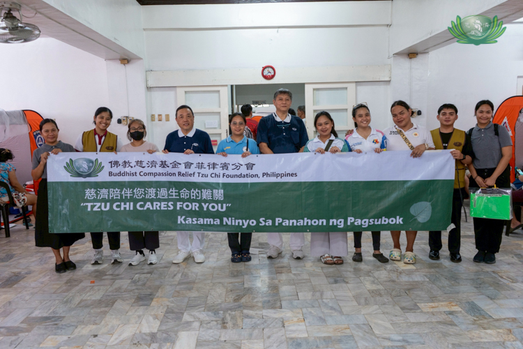 Tzu Chi volunteers, staff, and members of Brgy. Sto. Domingo’s local government unit took a group photo after the distribution.