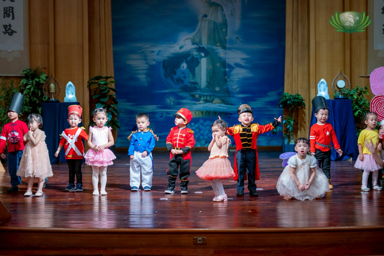 Nursery students performed the “March of the Christmas Nutcrackers,” winning the admiration of parents for bravely overcoming their stage fright during their first performance.