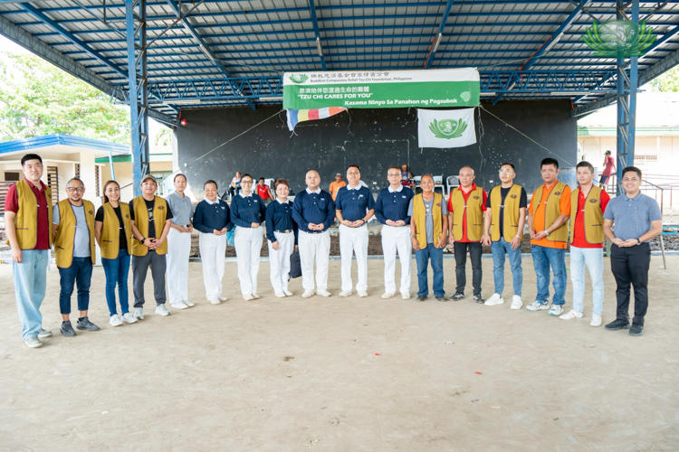 Tzu Chi, PCCCI, and LGU volunteers pose after a tiring yet rewarding day of relief distribution in La Carlota City. 