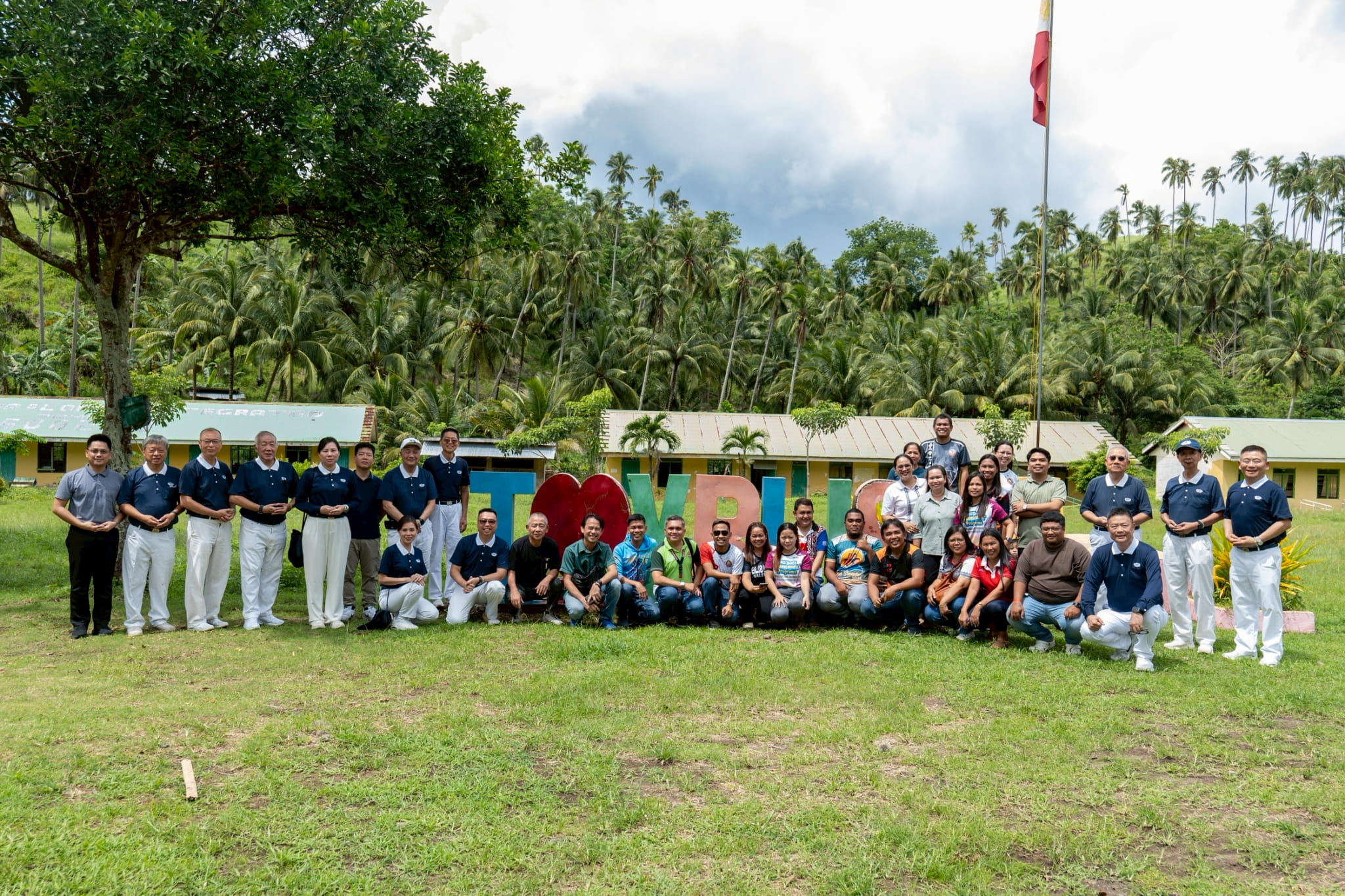 Tzu Chi volunteers and staff pose for a group photo with the faculty of Valeria Lopez Integrated School to commemorate the visit.