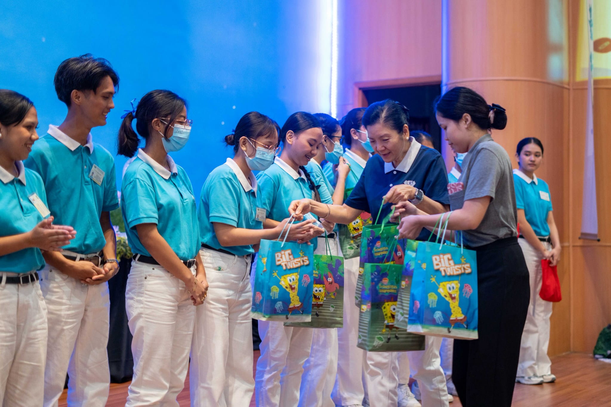Head Volunteer for the Educational and Medical Assistance Programs Rosa So leads the distribution of birthday gifts to August-born scholars. 