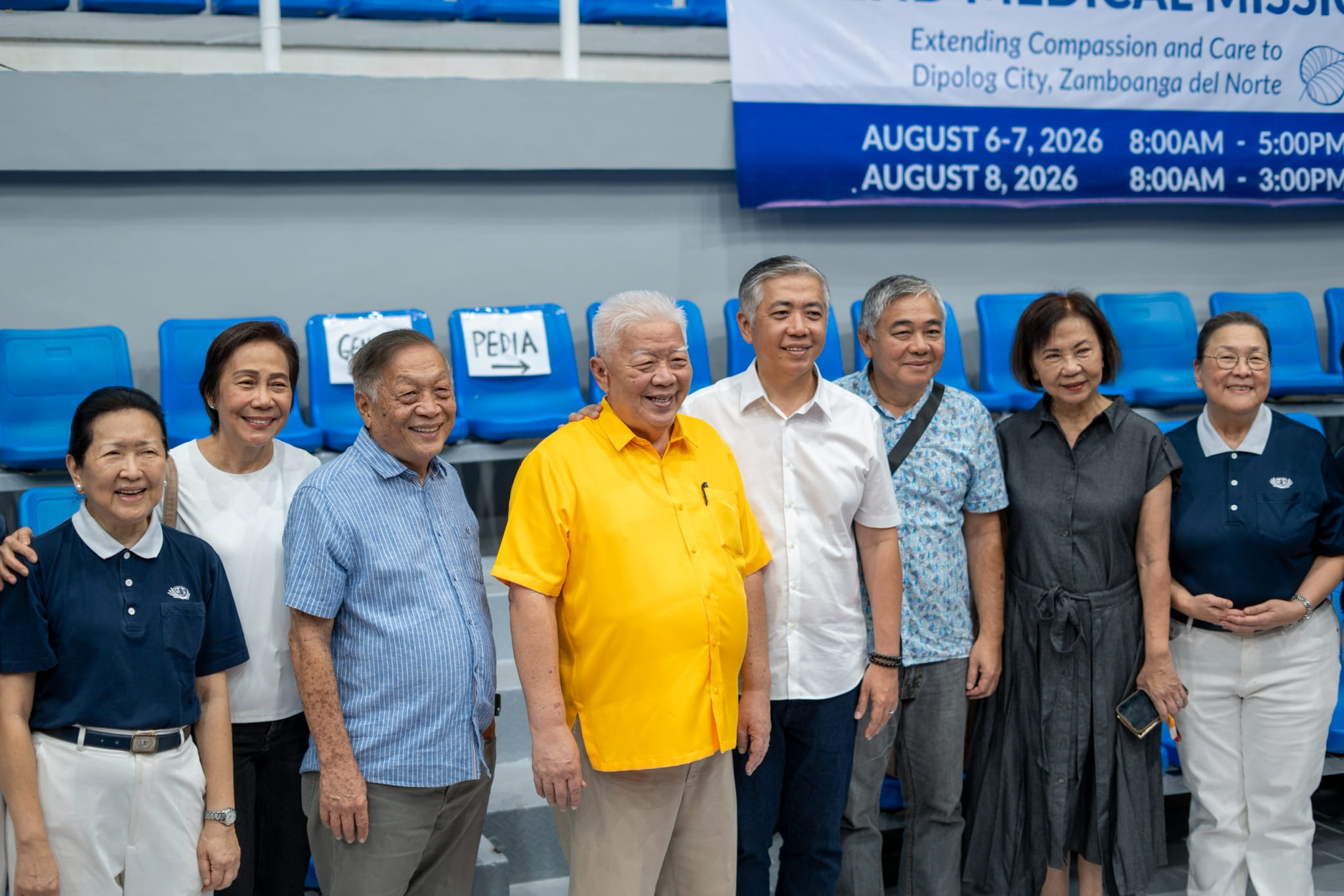 Governor Darel Dexter Uy and his family, Dapitan Mayor Hon. Evelyn Uy and Dipolog Mayor Hon. Roberto Uy, share a group photo with Tzu Chi volunteers as the 292nd Medical Mission officially opens.