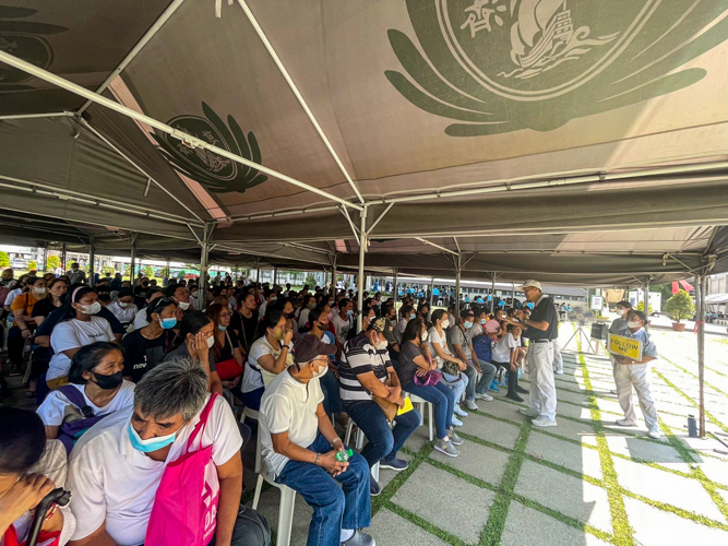 As patients await consultation, Tzu Chi volunteers provide inspiring talk. 