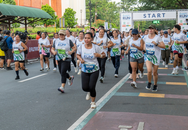 And they’re off! Tzu Chi’s first Charity Run for Education on July 21 at the University of the Philippines, Diliman, Quezon City, attracted 6,000 participants of all ages in its 1K, 3K, 5K, and 10K race categories.