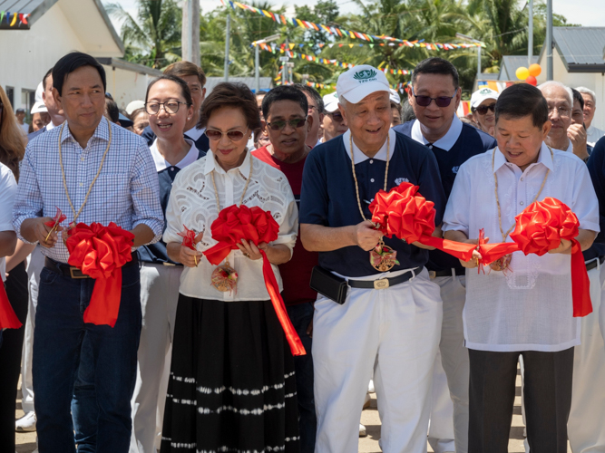 (From left) Leyte Governor Carlos Jericho “Icot” Petilla, Palo Mayor Remedios “Matin” Petilla, Tzu Chi Philippines CEO Henry Yuñez, and Angelo King Foundation Inc. President Teddy Kingsu cut the ribbon at the turnover ceremony of the Tzu Chi Palo Great Love Village.