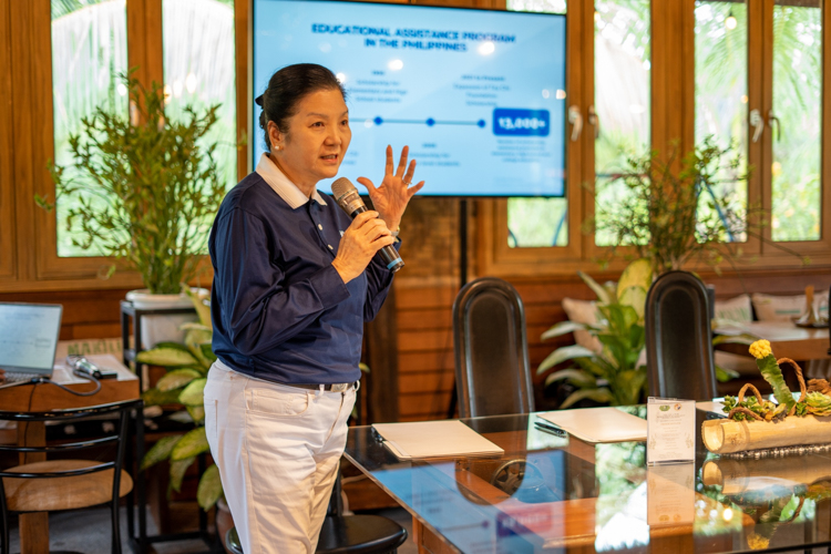 Tzu Chi Education Committee Head Volunteer Rosa So explains how Tzu Chi scholars are selected and the benefits they receive under Tzu Chi’s Educational Assistance Program. 【Photo by Jeaneal Dando】