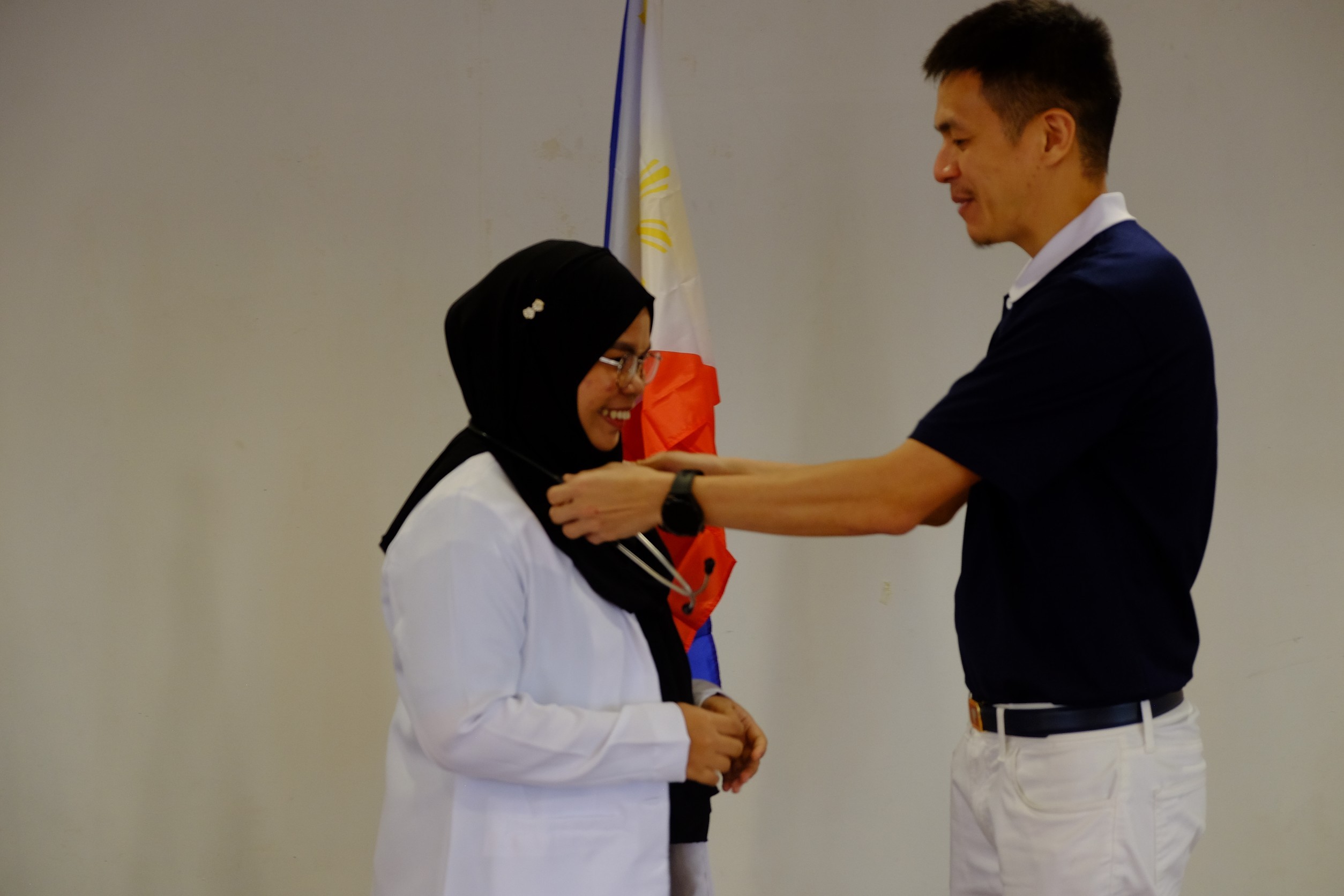 Rizma Kila Uckung-Luy receives a stethoscope from Tzu Chi Zamboanga volunteer Harvey Yap. 