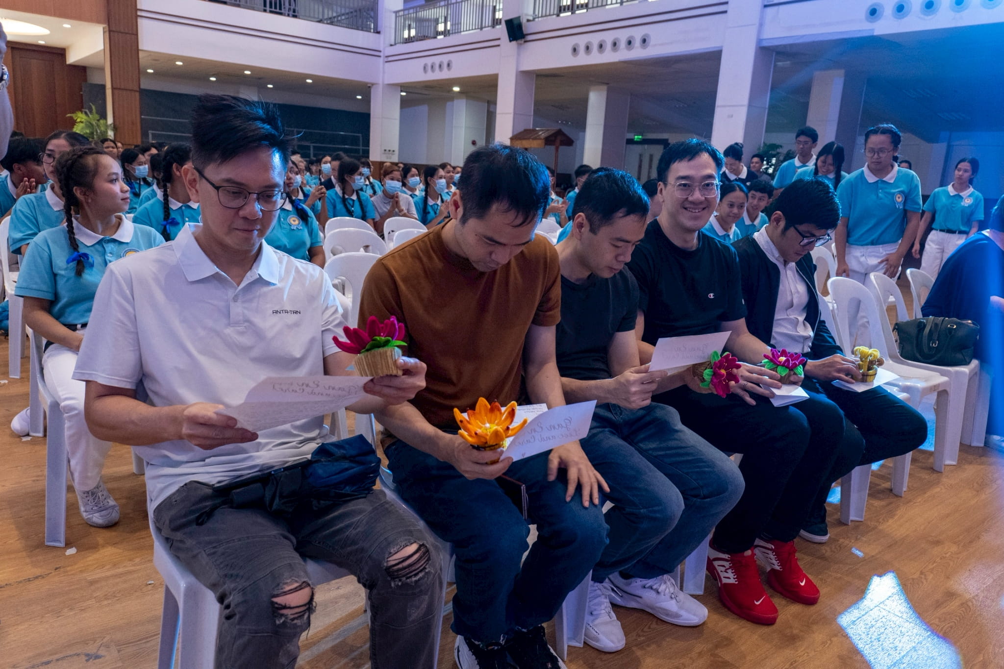 Anvil Business Club’s Director Allan Chingcuanco, Dom Lim, Harold Cua, Herbert Cua, and Director Jeremiah Tomas read scholars’ letters of gratitude to donors. 