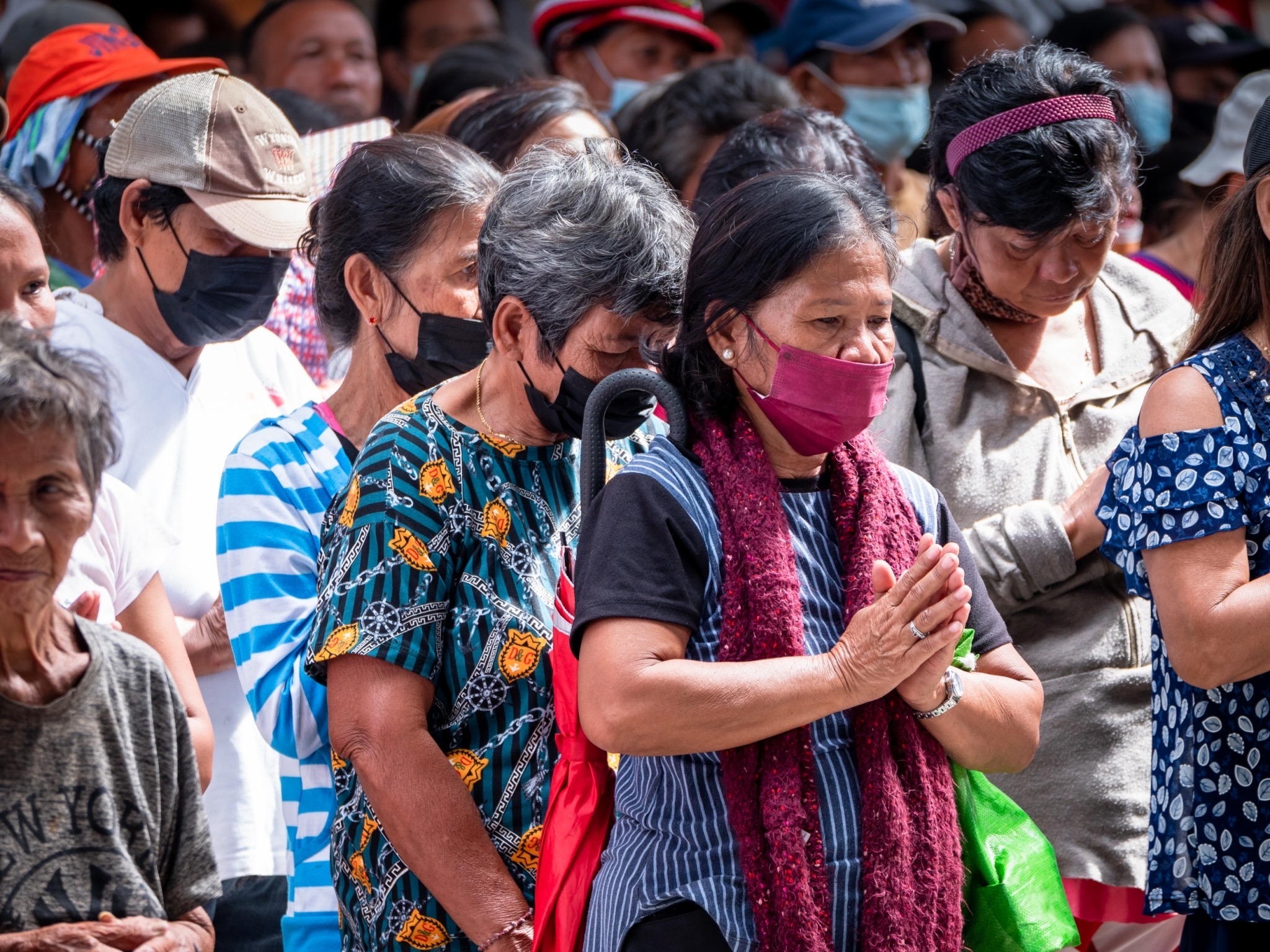 Rice relief operations begin with a program that introduces beneficiaries to the Tzu Chi Foundation. Participants are also invited to pray for blessings and peace. 【Photo by Daniel Lazar】