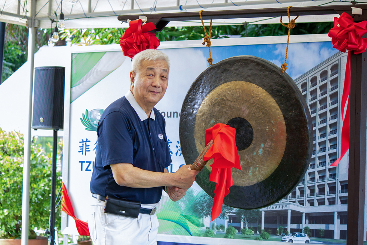 Striking the gong with grace and purpose, Tzu Chi Philippines CEO Henry Yuñez officially kicks off the two-day food bazaar, marking the start of a joyous and impactful weekend for a good cause.