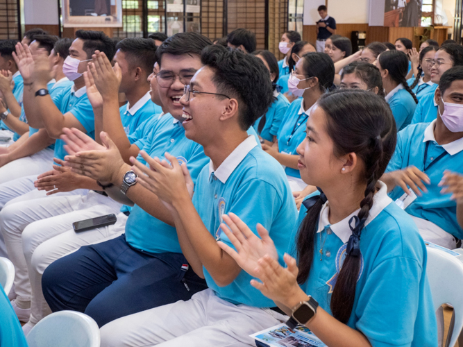 Kenneth Lagonilla (second from right), graduating Summa Cum Laude, claps and celebrates with fellow Tzu Chi scholars as it was announced that Summa Cum Laude graduates will receive ₱10,000 from Tzu Chi Foundation Philippines CEO Henry Yuñez.