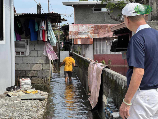 Upon hearing of the dire situation in Hagonoy, Bulacan, Tzu Chi volunteers visited the areas for an ocular inspection where flooding continued.