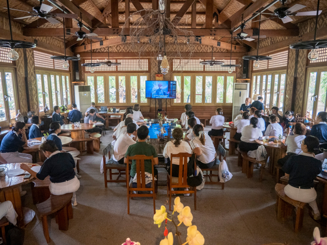 Attentive participants absorb wisdom from Master Cheng Yen’s teachings on the essence of volunteerism.