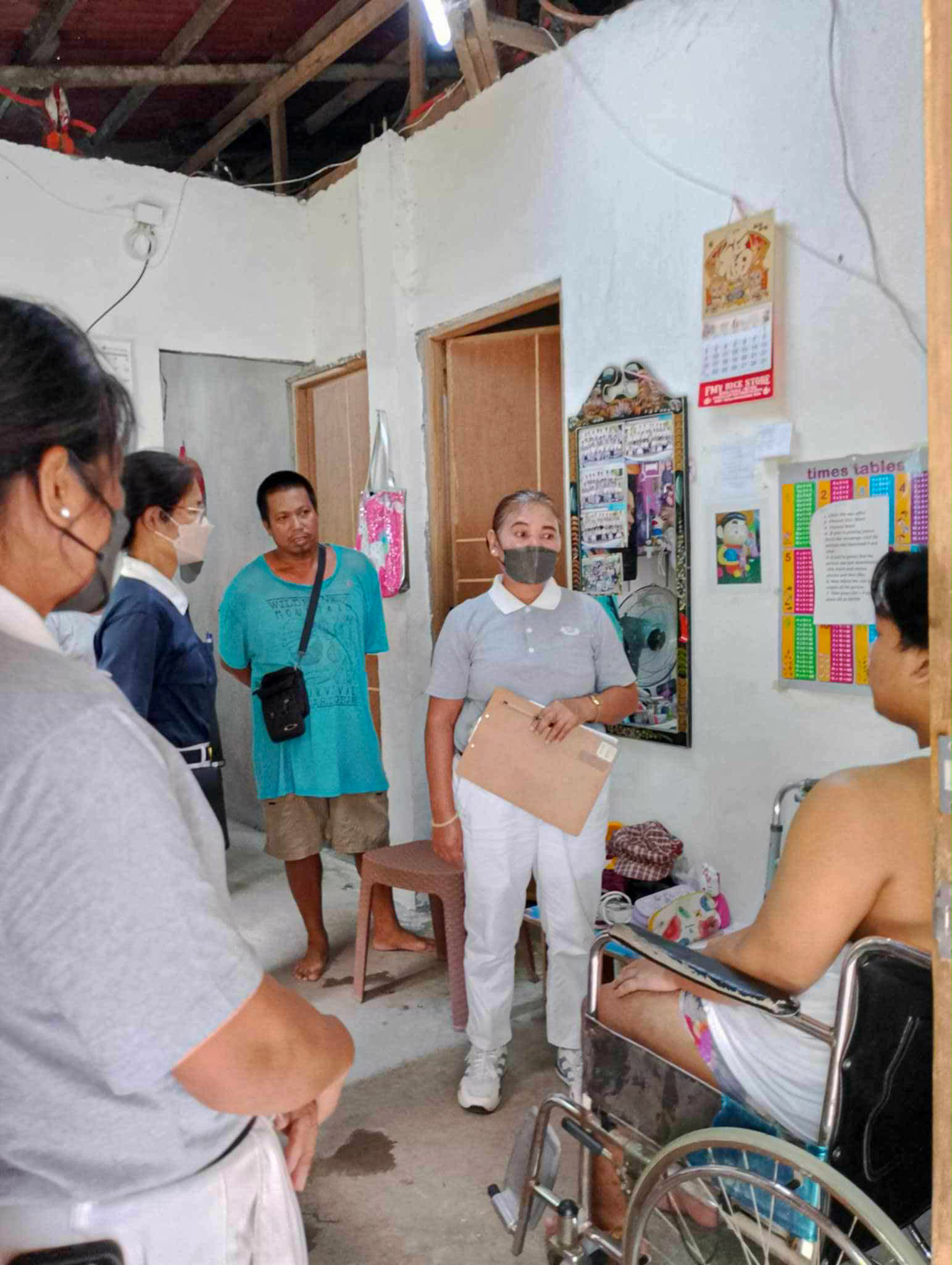 Tzu Chi volunteers visited Don Mark Jhoy Pereira at his home to personally assess his inability to walk due to spinal meningioma.  