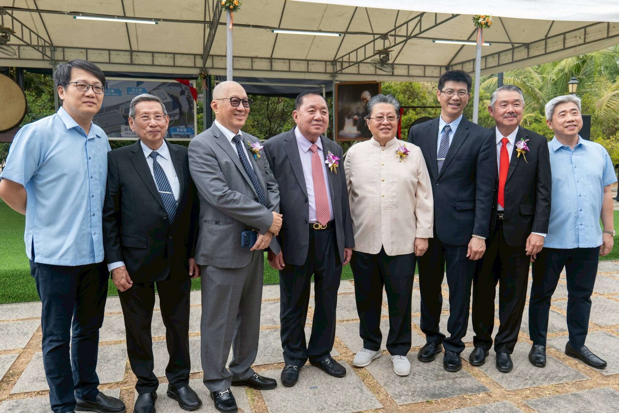 (From left) 施啓明,Delfin Letran, Lorenzo Cabilangan, William Sy, Dr. Cecilio Pedro, Ming-mo Tsai, Shih Chih-hsiung, 施議典
