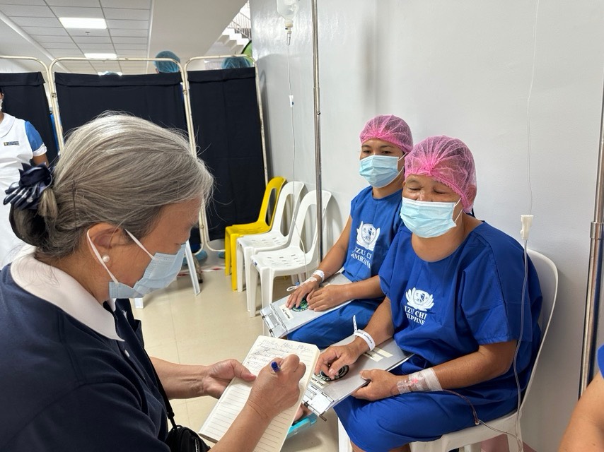 Merlyn Abad (right) has had her goiter for 29 years. Thanks to Tzu Chi’s medical mission, she can have the lump removed for free by expert surgeons. 
