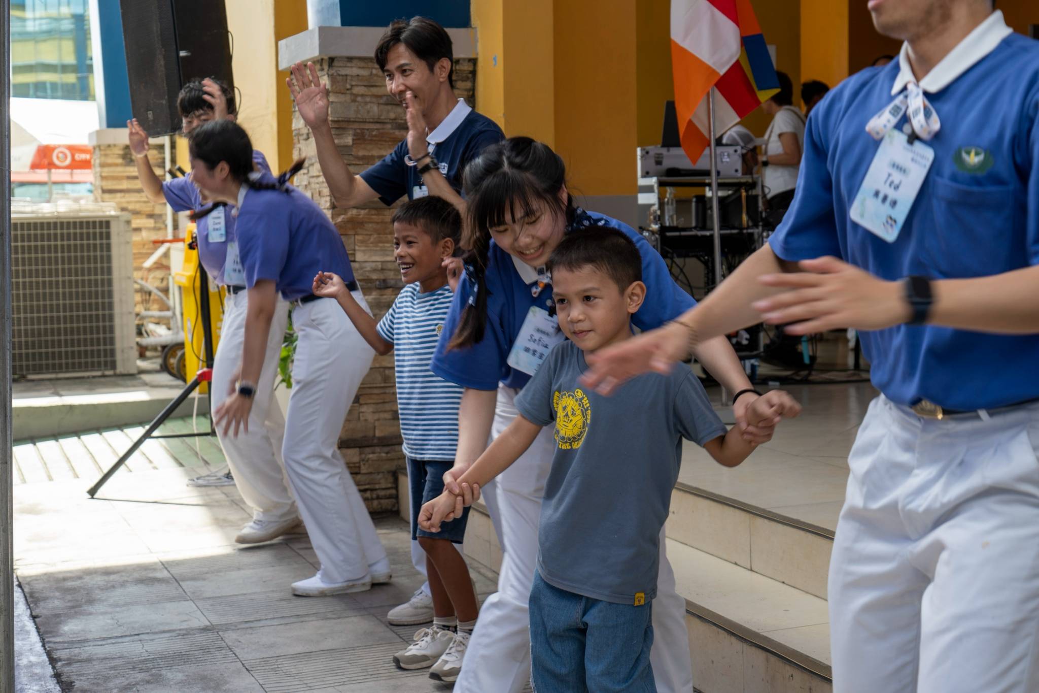 Tzu Chi Youth performs for patients waiting to enter the venue.