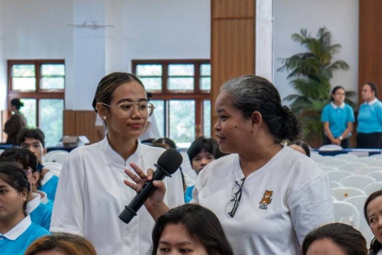 A mother expresses her hope for her child to complete her education through Tzu Chi’s Educational Assistance Program.